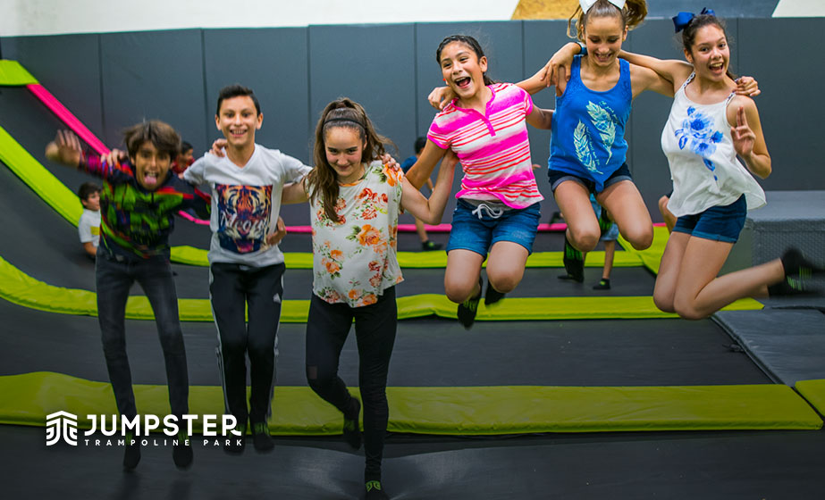 Salta y ríe sin parar en Jumpster Trampoline Park. 